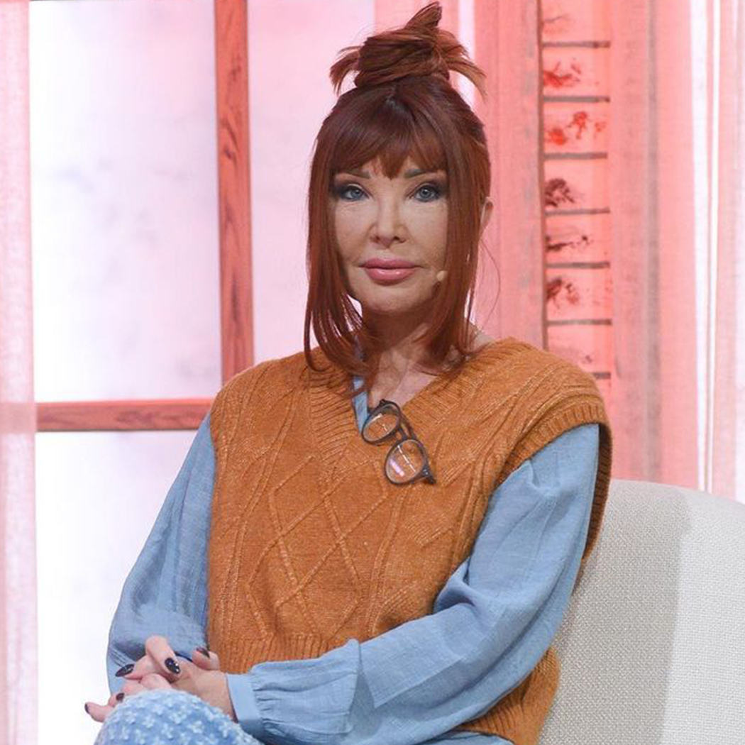 “Babcina” kamizelka to hit. Z czym nosić model, w którym chodzi ostatnio Eva Minge?